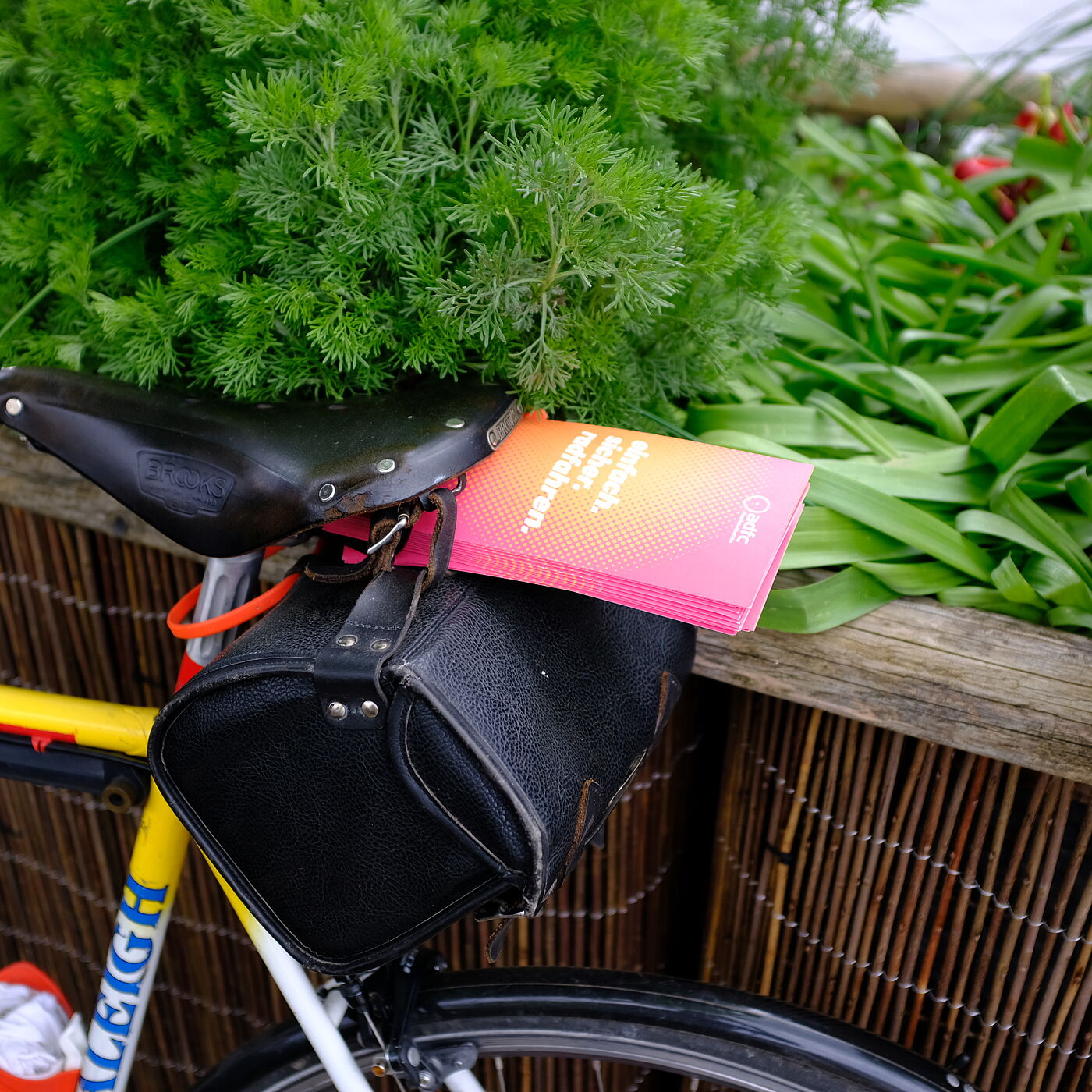 Ein Rennrad mit dem Kampagnenflyer am Sattel.