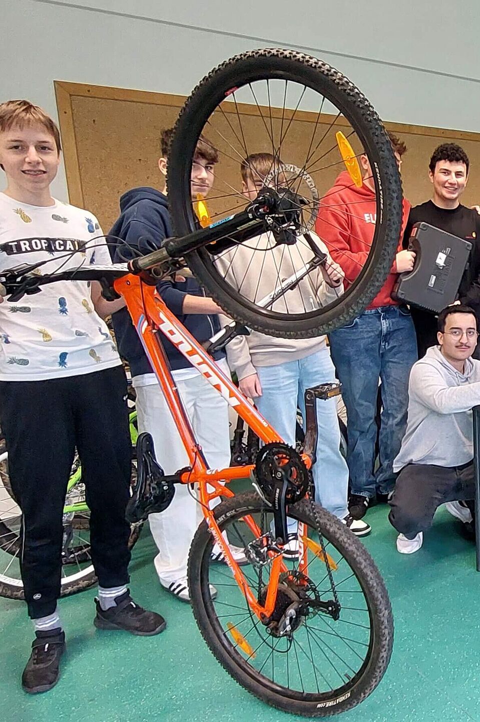 ADFC-Aktionstag Marpingen Schüler in einem Klassenraum und einer mit einem Fahrrad.